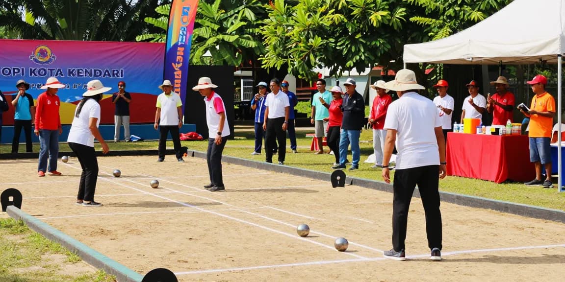FOPI Kota Kendari petanque tournament scene showcasing diverse players engaged in friendly competition.